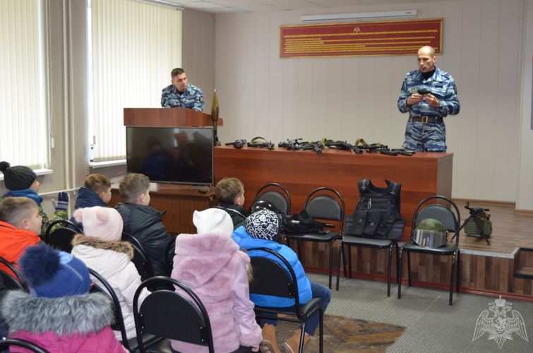 Псковский ОМОН посетили школьники из инженерно-лингвистической гимназии