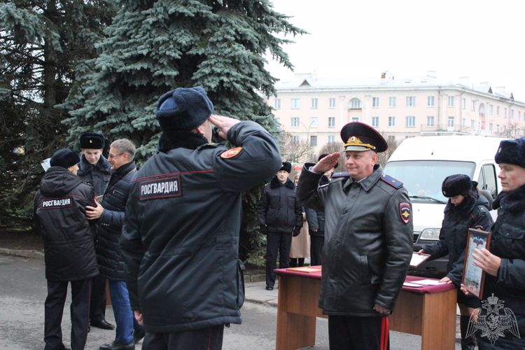 В Пскове прошел торжественный развод нарядов Росгвардии и полиции, заступающих на охрану общественного порядка