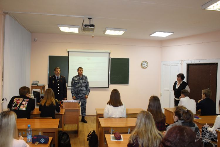 В Пскове росгвардейцы и полицейские рассказали школьникам о вреде наркотиков