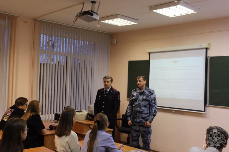 В Пскове росгвардейцы и полицейские рассказали школьникам о вреде наркотиков