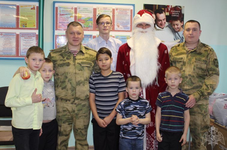 Псковские росгвардейцы поздравили воспитанников «Областного центра семьи» с наступающим Новым годом