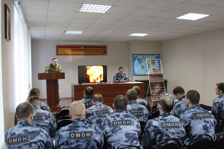 Псковским росгвардейцам рассказали о боевом пути Героя Советского Союза, которому сегодня исполнилось 100 лет