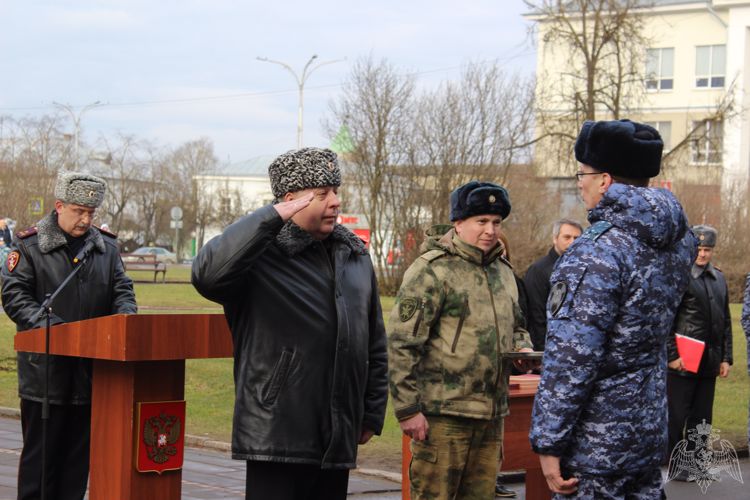 В Пскове состоялся гарнизонный развод нарядов Росгвардии, заступающих на службу по охране общественного порядка