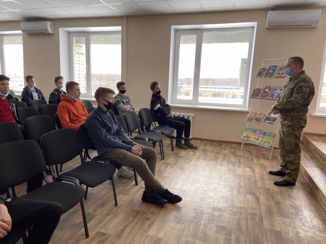 В преддверии Дня защитника Отечества росгвардейцы провели для студентов Урок мужества