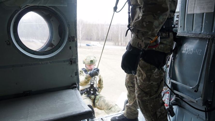 В Псковской области сотрудники спецподразделений Росгвардии отработали технику беспарашютного десантирования