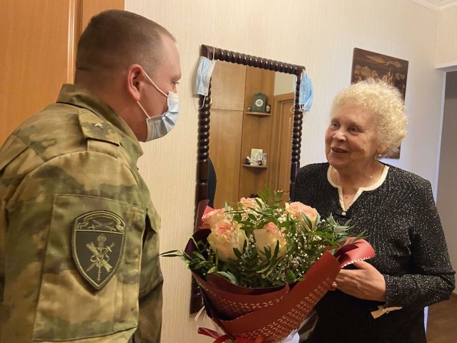 В Пскове росгвардейцы поздравили вдову ветерана войск правопорядка с Днем Победы