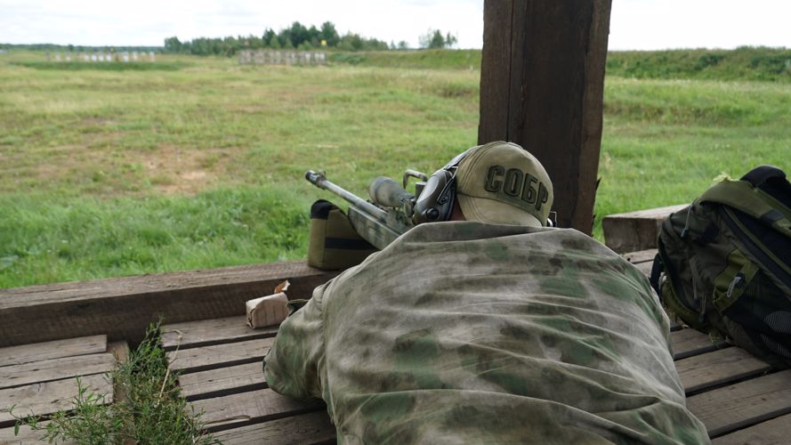 Сотрудники псковского СОБР в ходе тренировки оттачивали мастерство в стрельбе