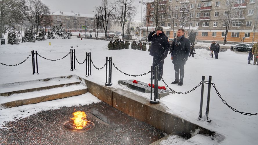 В День неизвестного солдата псковские росгвардейцы возложили цветы к мемориалу