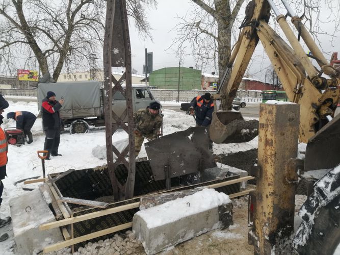 В Пскове начался монтаж памятника, посвященного подвигу бойцов НКВД и воинов-саперов