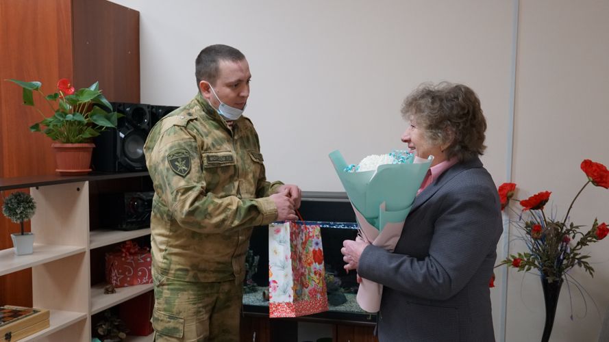 В Пскове росгвардейцы встретились с жительницей блокадного Ленинграда