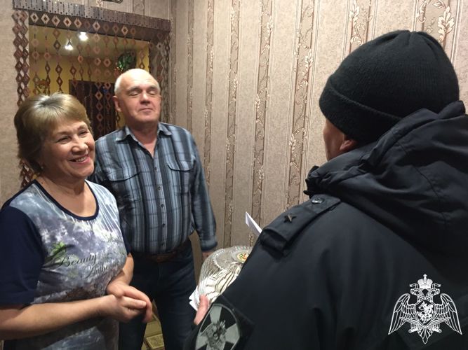 Сотрудники псковского ОМОН «Кром» Росгвардии поздравили с Новым годом, родственников погибших товарищей
