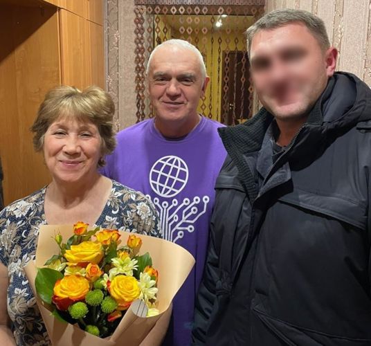 Сотрудники псковского ОМОН «Кром» Росгвардии поздравили с Новым годом, родственников погибших товарищей