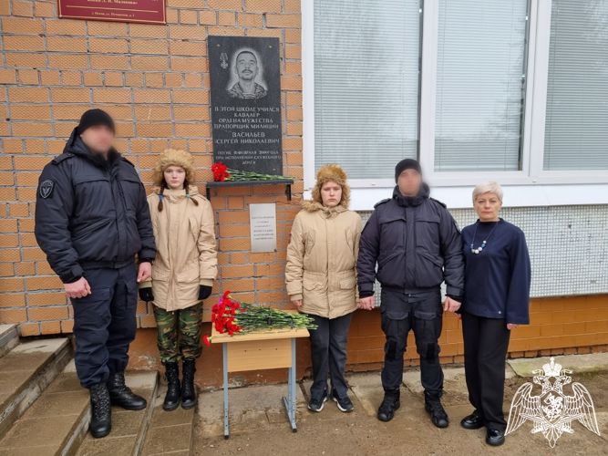 В Пскове росгвардейцы и школьники почтили память сотрудника ОМОН