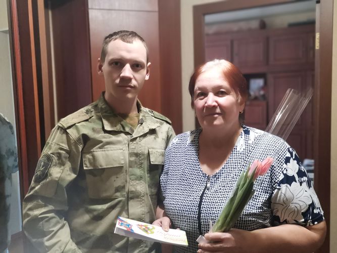 Псковские росгвардейцы поздравили с праздником вдов и матерей погибших боевых товарищей
