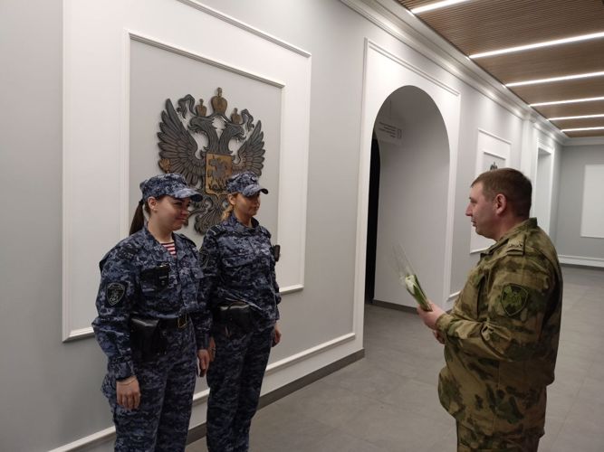 Руководство регионального Управления Росгвардии поздравило сотрудниц, несущих службу в праздничный день