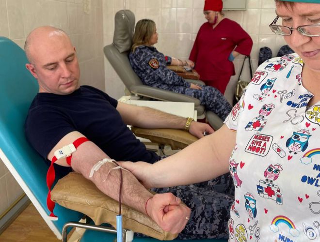 Псковские росгвардейцы приняли участие в добровольной сдаче крови
