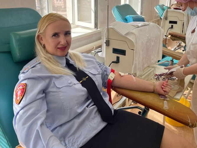 Псковские росгвардейцы приняли участие в добровольной сдаче крови