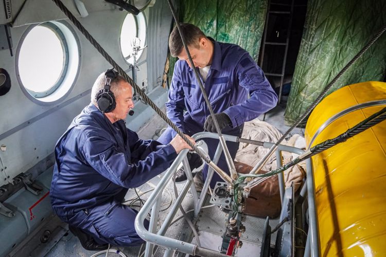 Лётчики авиационной эскадрильи Северо-Западного округа Росгвардии отработали тушение очагов возгораний в лесных массивах