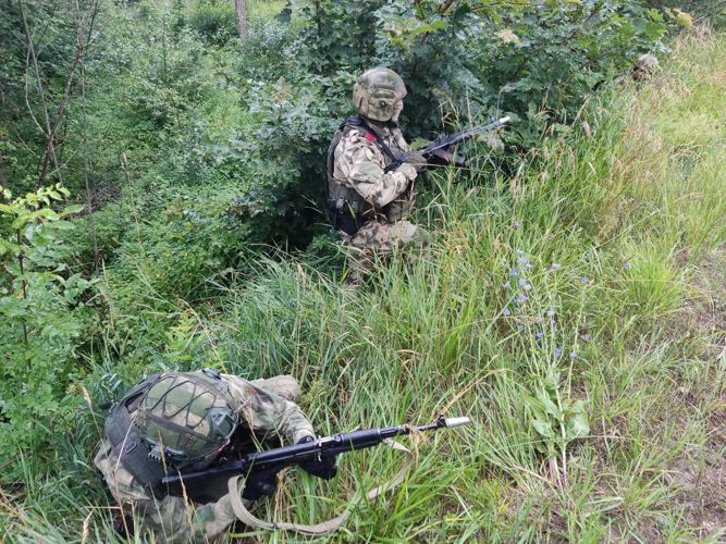 В Псковской области сотрудники спецподразделений Росгвардии отработали захват условных вооружённых преступников