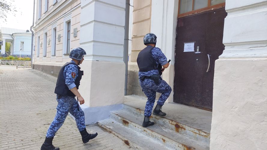 В Псковской области росгвардейцы проверяют готовность образовательных учреждений к новому учебному году
