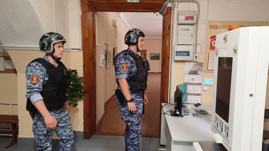В Псковской области росгвардейцы проверяют готовность образовательных учреждений к новому учебному году