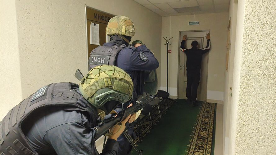 Совместная тренировка  сотрудников вневедомственной охраны и ОМОН «Кром» Росгвардии прошла в Пскове