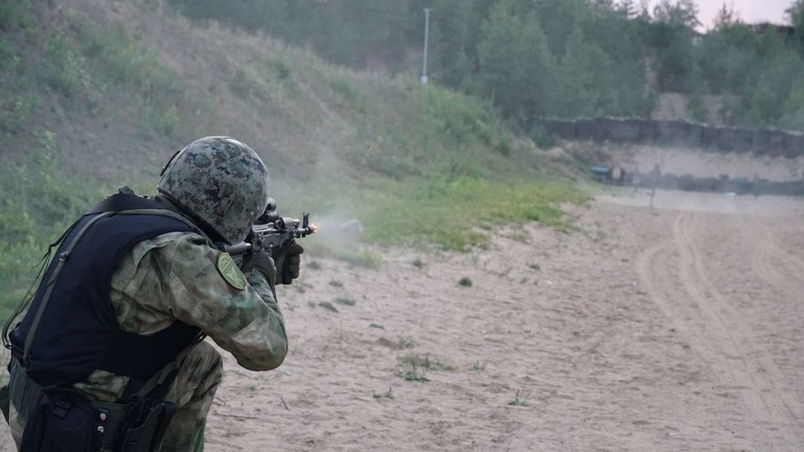 Сотрудники псковского СОБР «Гепард» Росгвардии провели занятия по огневой подготовке