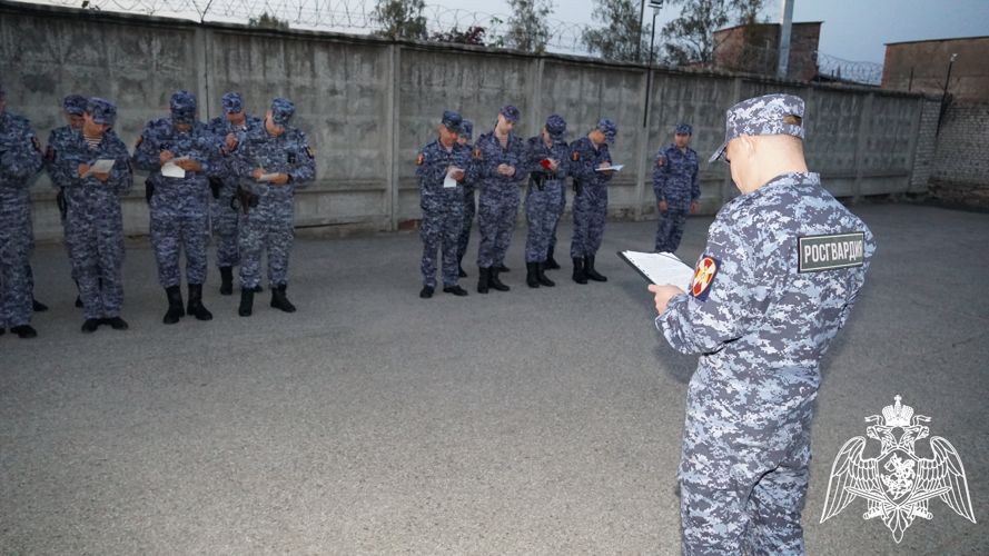 В Пскове прошёл гарнизонный развод подразделений Управления Росгвардии, заступающих на службу по охране общественного порядка