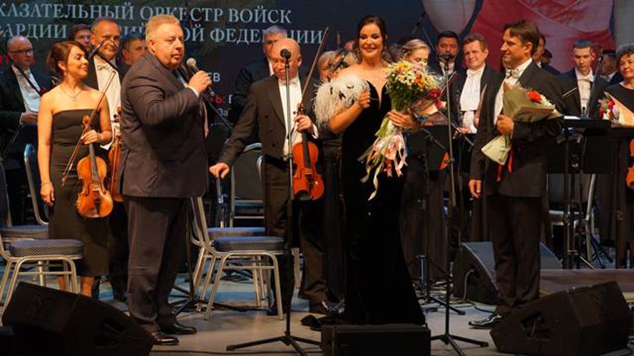 В Пскове прошёл благотворительный концерт Оксаны Фёдоровой и оркестра Росгвардии
