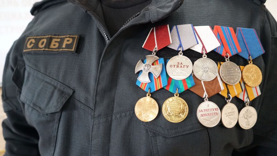 Сотрудников СОБР «Гепард» Росгвардии наградили в Пскове
