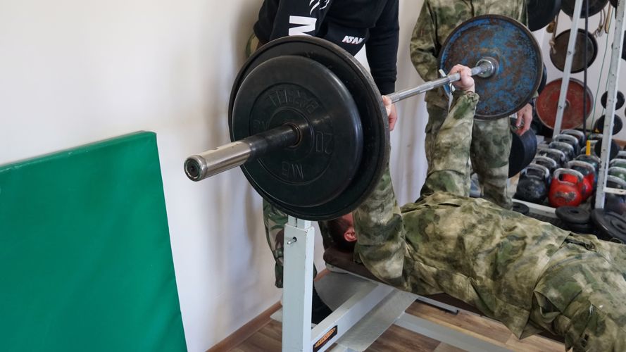 Сотрудники псковского СОБР «Гепард»  Росгвардии прошли испытания на право ношения знака отличия спецподразделения
