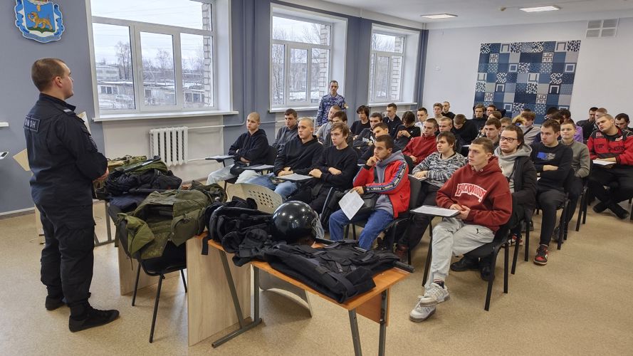 Росгвардейцы провели профориентационное занятие для учащихся Политехнического колледжа