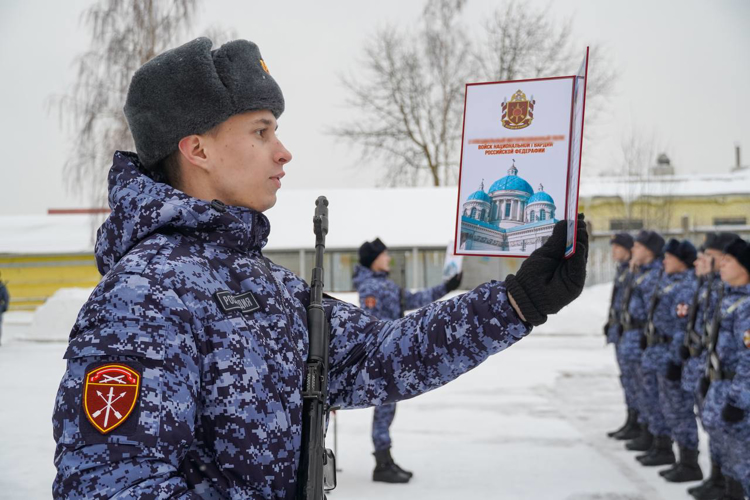 Призванные на службу в Росгвардию псковичи приняли Военную присягу
