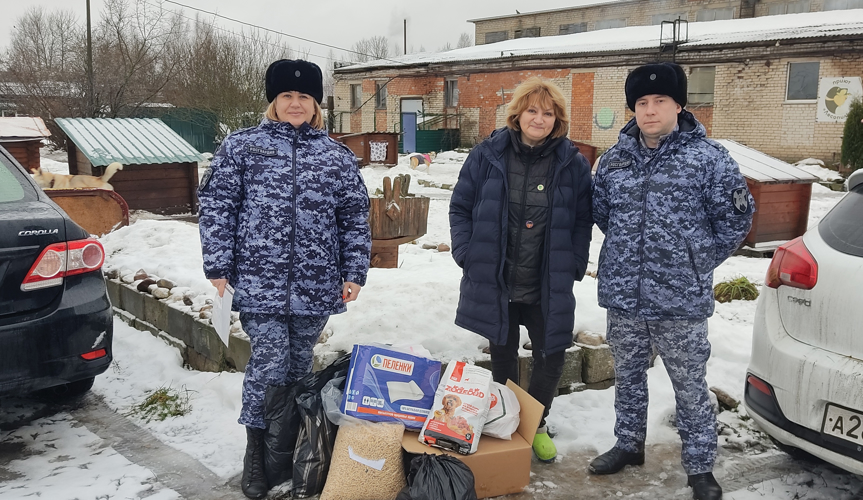 Псковские росгвардейцы посетили приют для животных