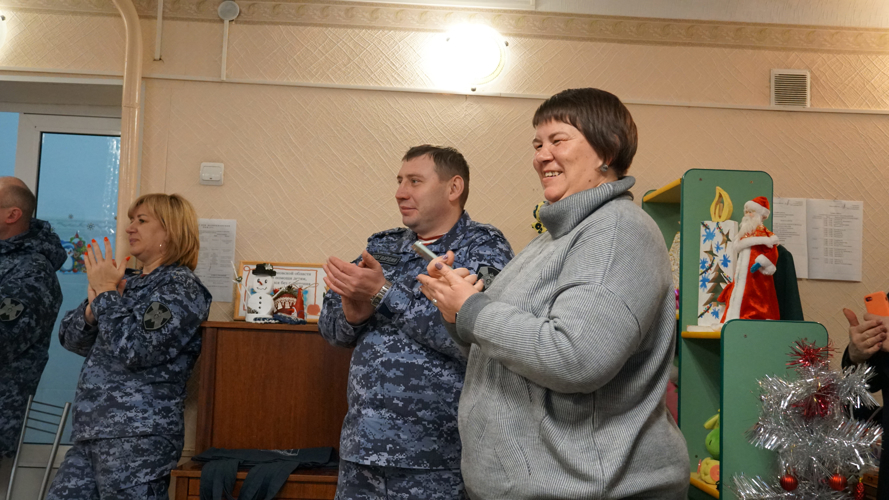 Росгвардейский Дед Мороз специального назначения поздравил детей с наступающим Новым годом