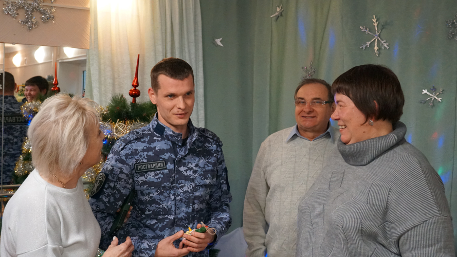 Росгвардейский Дед Мороз специального назначения поздравил детей с наступающим Новым годом