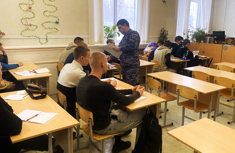 Уроки профориентации провели росгвардейцы в школах Острова