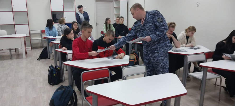 Уроки профориентации провели росгвардейцы в школах региона