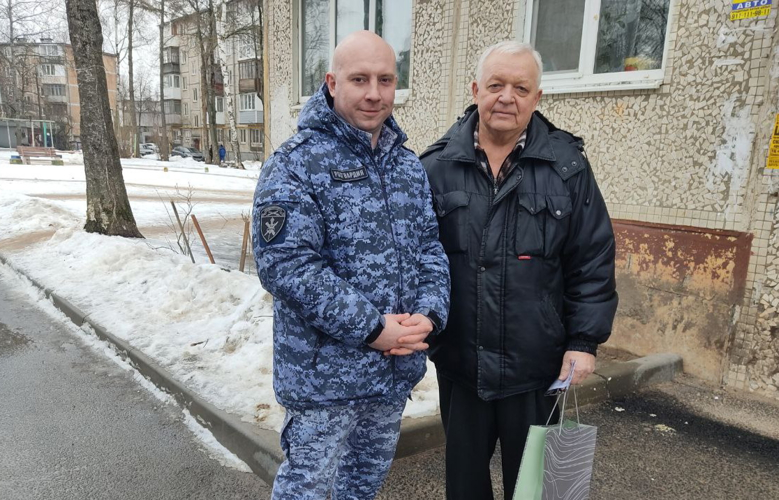 Псковские росгвардейцы поздравили с Днём защитника Отечества отцов погибших товарищей