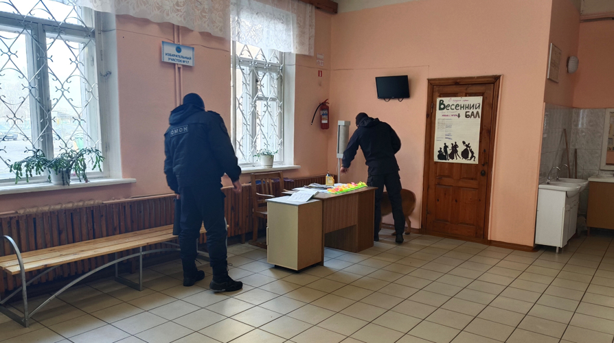 В Псковской области росгвардейцы принимают участие в обеспечении общественной безопасности при проведении выборов
