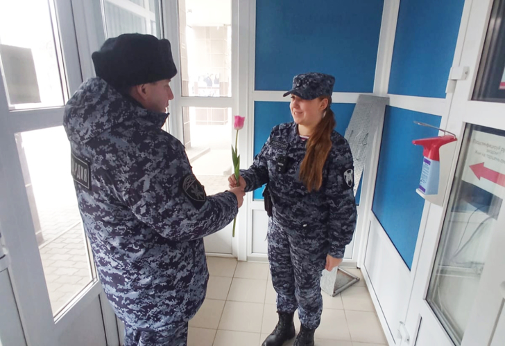 Росгвардейцы поздравили сотрудниц охраняющих общественный порядок в Пскове