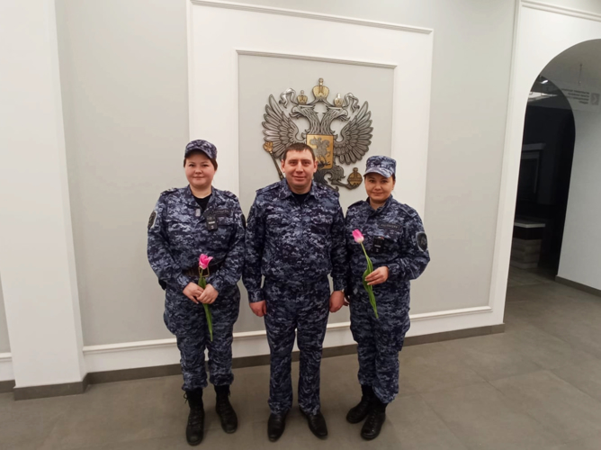 Росгвардейцы поздравили сотрудниц охраняющих общественный порядок в Пскове