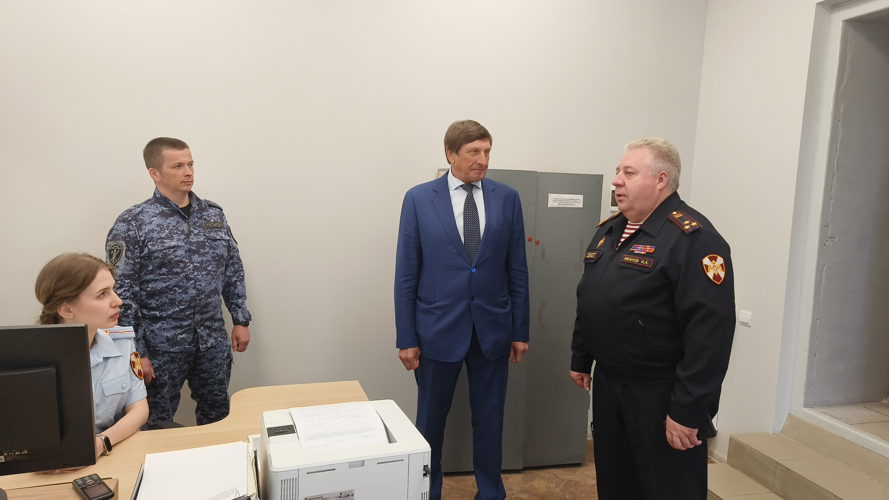 В Великих Луках начальник регионального Управления Росгвардии и Глава города оценили работу нового офиса приема граждан отделения лицензионно-разрешительной работы 