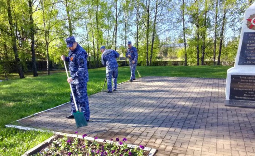 В Пскове росгвардейцы привели в порядок территорию у монумента, установленного на братском захоронении 