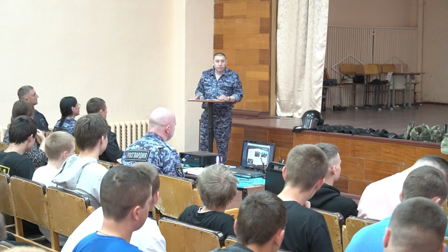 Росгвардейцы провели профориентационное занятие для учащихся политехнического колледжа