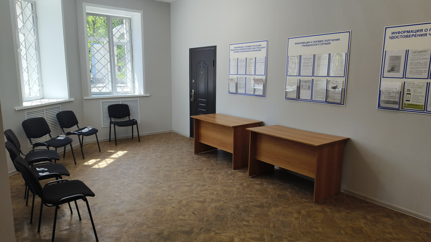 В Великих Луках начальник регионального Управления Росгвардии и Глава города оценили работу нового офиса приема граждан отделения лицензионно-разрешительной работы 