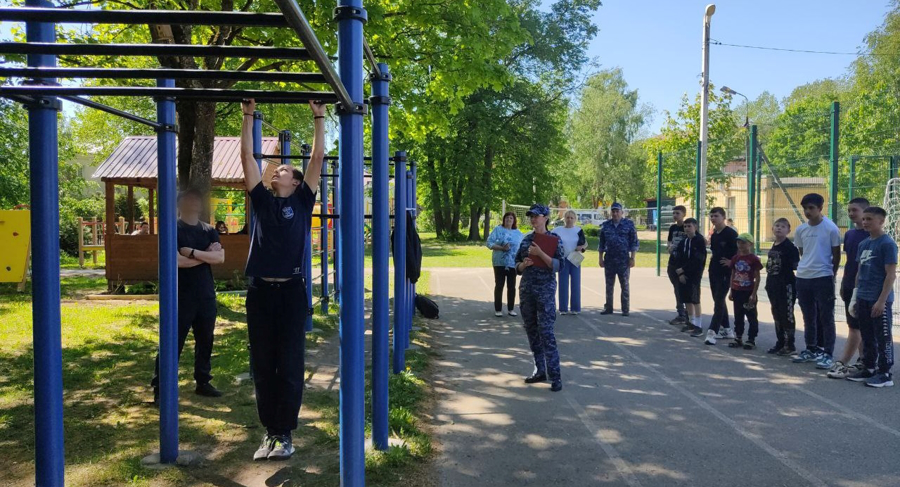 Росгвардейцы поздравили воспитанников печорского центра помощи детям с окончанием учебного года