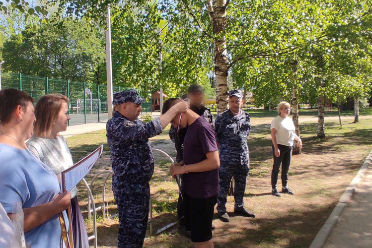 Росгвардейцы поздравили воспитанников печорского центра помощи детям с окончанием учебного года