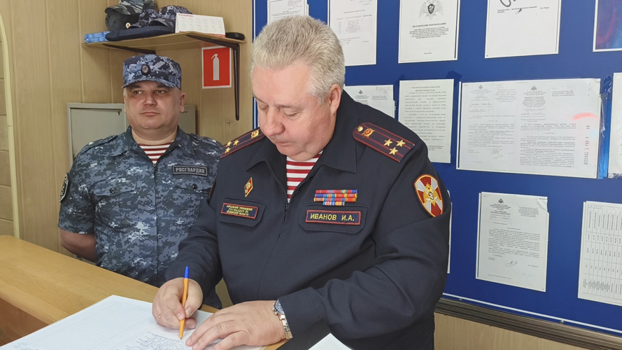 В Великих Луках начальник регионального Управления Росгвардии и Глава города оценили работу нового офиса приема граждан отделения лицензионно-разрешительной работы 