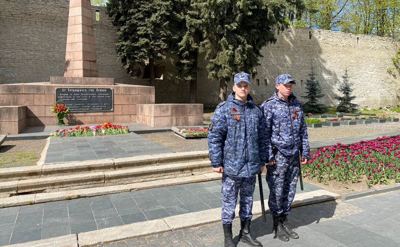 Росгвардейцы принимают участие в обеспечении общественной безопасности при проведении праздничных мероприятий
